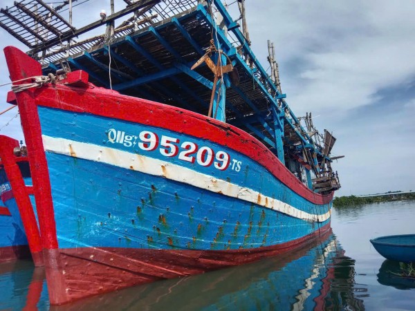 Tàu cá Quảng Ngãi gặp nạn trên biển, 14 ngư dân vào bờ an toàn