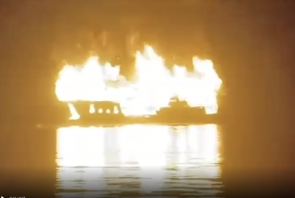 Tàu du lịch cháy ngùn ngụt trên vịnh Hạ Long