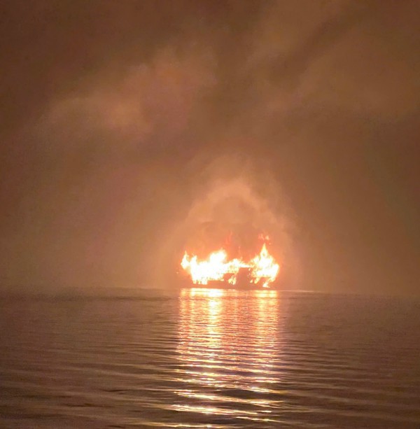 Tàu du lịch cháy ngùn ngụt trên vịnh Hạ Long