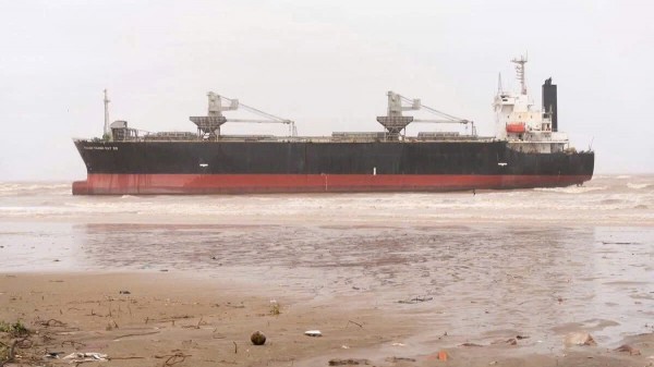 Tàu hàng 23.000 tấn bị trôi dạt lúc bão số 5 đang đổ bộ