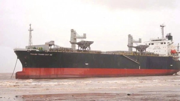 Tàu hàng 23.000 tấn bị trôi dạt lúc bão số 5 đang đổ bộ