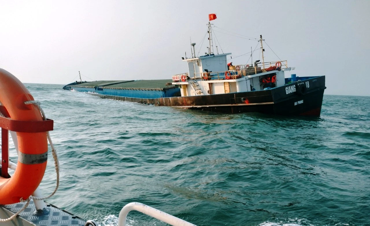 Tàu hàng chở gần 3.000 tấn xi măng gặp nạn trên biển Cù Lao Chàm đã gãy đôi