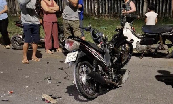 Thanh niên nguy kịch khi điều khiển xe máy tông phải bò thả rông