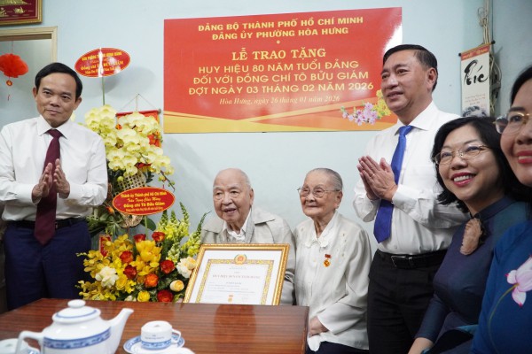 Thành ủy TP.HCM trao Huy hiệu Đảng đến nguyên trợ lý 2 Tổng Bí thư