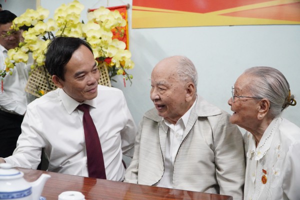 Thành ủy TP.HCM trao Huy hiệu Đảng đến nguyên trợ lý 2 Tổng Bí thư