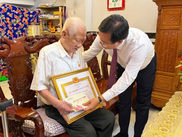 Thành ủy TP.HCM trao Huy hiệu Đảng đến nguyên trợ lý 2 Tổng Bí thư