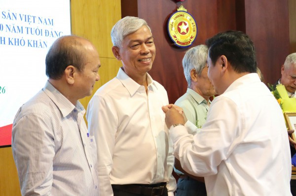 Thành ủy TP.HCM trao Huy hiệu Đảng đến nguyên trợ lý 2 Tổng Bí thư