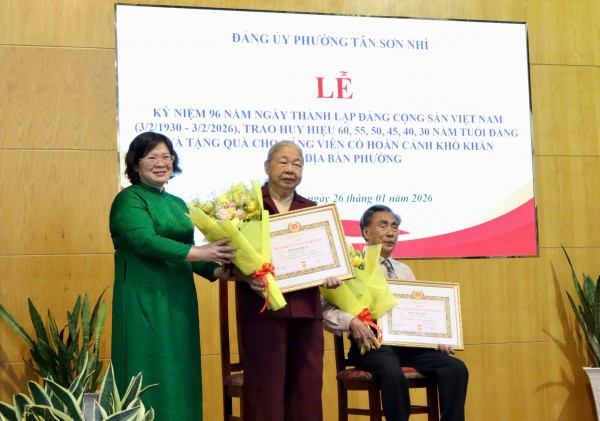 Thành ủy TP.HCM trao Huy hiệu Đảng đến nguyên trợ lý 2 Tổng Bí thư