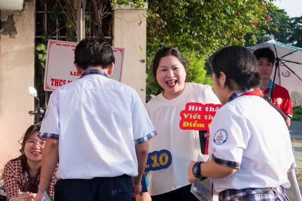 Thầy cô TP.HCM mặc áo lớp, cầm biển cổ vũ, Thầy cô TP.HCM mặc áo lớp, cầm biển cổ vũ,