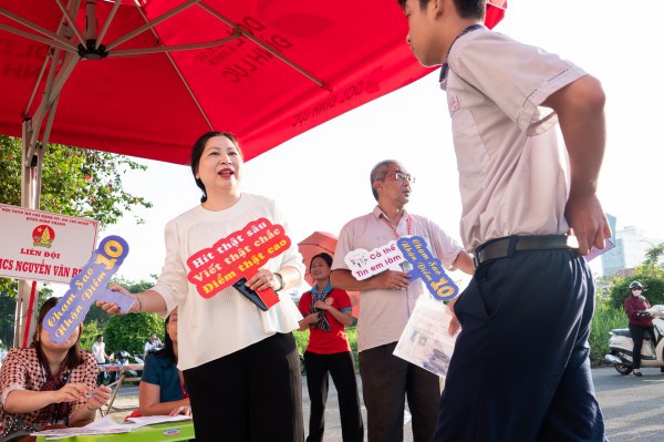 Thầy cô TP.HCM mặc áo lớp, cầm biển cổ vũ, Thầy cô TP.HCM mặc áo lớp, cầm biển cổ vũ,