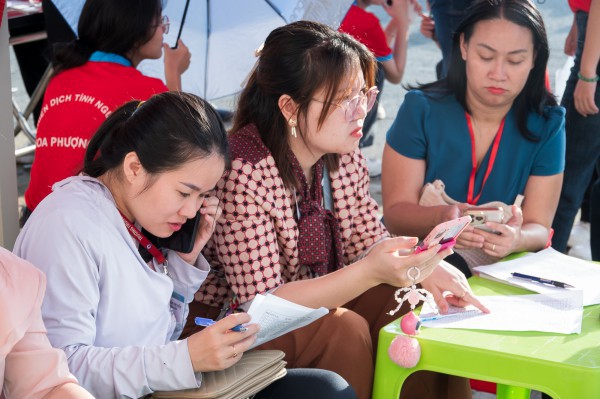 Thầy cô TP.HCM mặc áo lớp, cầm biển cổ vũ, Thầy cô TP.HCM mặc áo lớp, cầm biển cổ vũ,