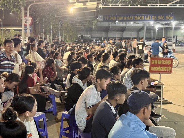Thi sát hạch bằng lái xe tới nửa đêm
