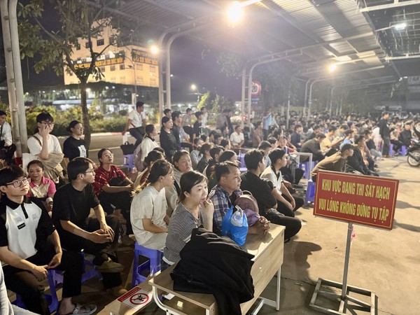 Thi sát hạch bằng lái xe tới nửa đêm