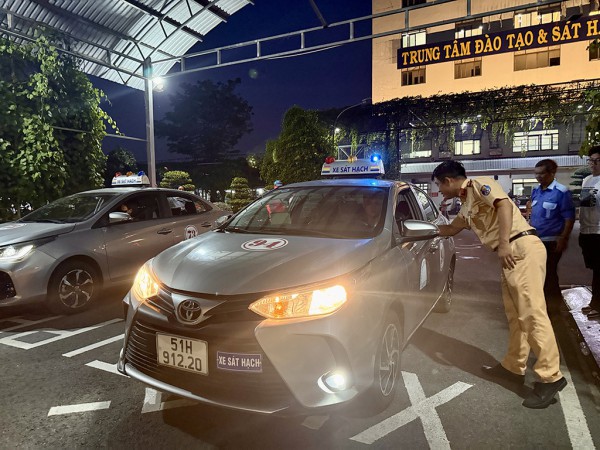 Thi sát hạch bằng lái xe tới nửa đêm