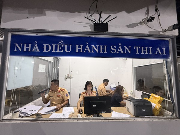 Thi sát hạch bằng lái xe tới nửa đêm