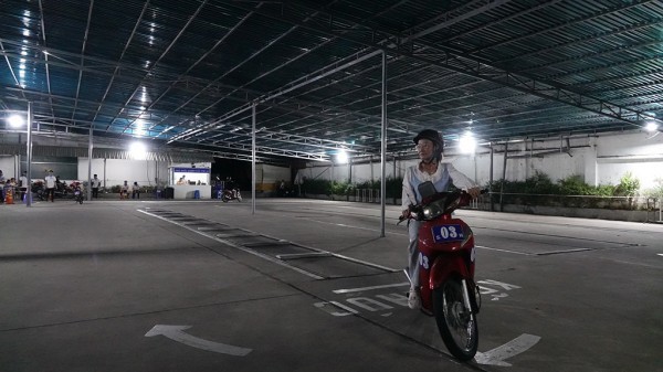 Thi sát hạch bằng lái xe tới nửa đêm