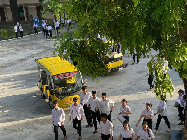 Thí sinh dự thi tốt nghiệp THPT được đưa đón bằng xe điện du lịch