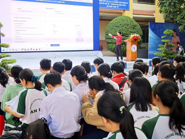Thi tốt nghiệp THPT 2026: Thí sinh TP.HCM chọn tập trung nhóm môn KHTN và ngoại ngữ