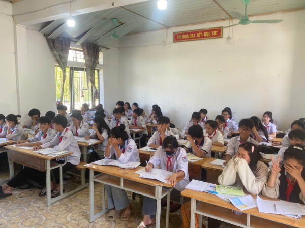 Thiếu phòng, học sinh phải làm bài thi ở… nhà để xe Thiếu phòng, học sinh phải làm bài thi ở… nhà để xe