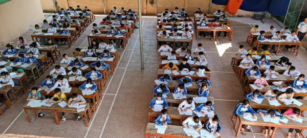Thiếu phòng, học sinh phải làm bài thi ở… nhà để xe Thiếu phòng, học sinh phải làm bài thi ở… nhà để xe