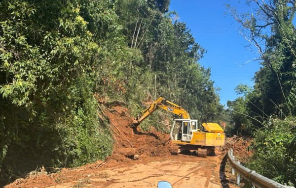 Thông xe đèo Gia Bắc sau 5 ngày tê liệt do sạt lở