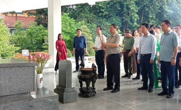 Thủ tướng Phạm Minh Chính kiểm tra các công trình trọng điểm tại Đồng Tháp Thủ tướng Phạm Minh Chính kiểm tra các công trình trọng điểm tại Đồng Tháp