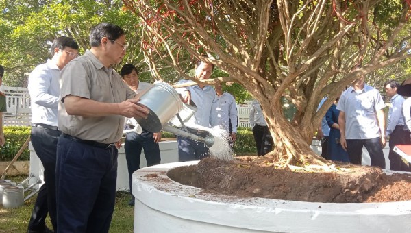 Thủ tướng Phạm Minh Chính kiểm tra các công trình trọng điểm tại Đồng Tháp Thủ tướng Phạm Minh Chính kiểm tra các công trình trọng điểm tại Đồng Tháp