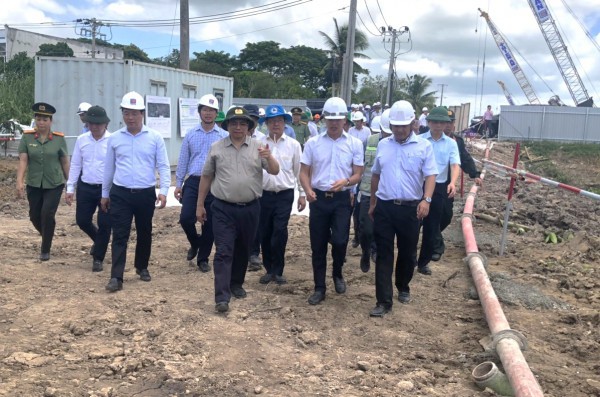 Thủ tướng Phạm Minh Chính kiểm tra các công trình trọng điểm tại Đồng Tháp Thủ tướng Phạm Minh Chính kiểm tra các công trình trọng điểm tại Đồng Tháp