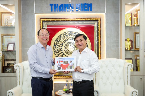 Tỉnh Cà Mau tặng bằng khen Báo Thanh Niên