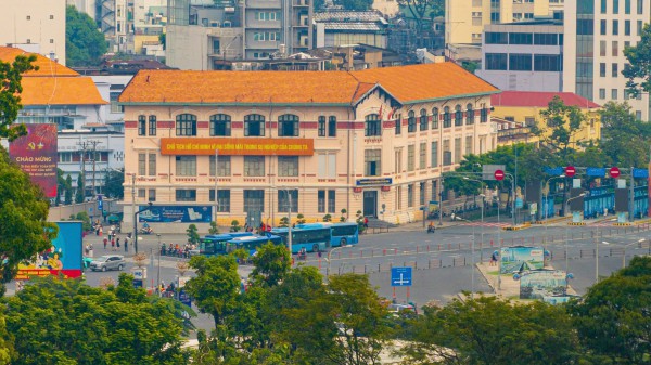 Tòa nhà cổ 111 năm tuổi gần chợ Bến Thành ở TP.HCM có gì đặc biệt?