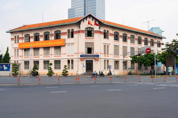 Tòa nhà cổ 111 năm tuổi gần chợ Bến Thành ở TP.HCM có gì đặc biệt?