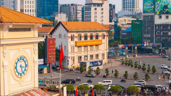 Tòa nhà cổ 111 năm tuổi gần chợ Bến Thành ở TP.HCM có gì đặc biệt?