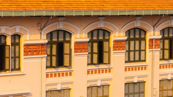 Tòa nhà cổ 111 năm tuổi gần chợ Bến Thành ở TP.HCM có gì đặc biệt?