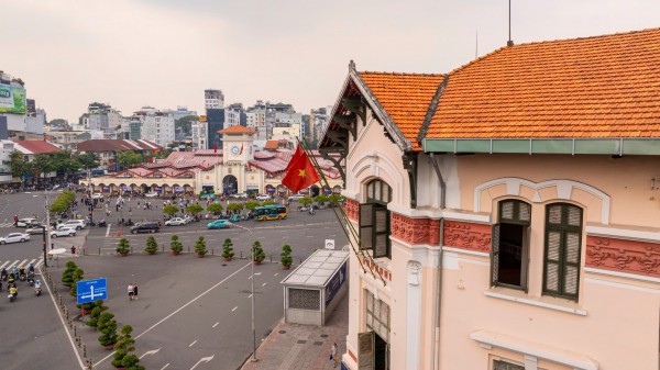 Tòa nhà cổ 111 năm tuổi gần chợ Bến Thành ở TP.HCM có gì đặc biệt?