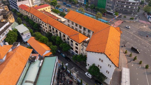 Tòa nhà cổ 111 năm tuổi gần chợ Bến Thành ở TP.HCM có gì đặc biệt?