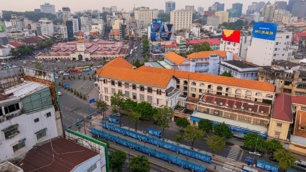 Tòa nhà cổ 111 năm tuổi gần chợ Bến Thành ở TP.HCM có gì đặc biệt?