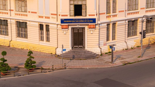 Tòa nhà cổ 111 năm tuổi gần chợ Bến Thành ở TP.HCM có gì đặc biệt?