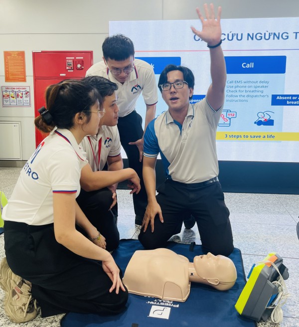 Trang bị máy khử rung tim tự động cấp cứu đột quỵ tại nhà ga metro TP.HCM