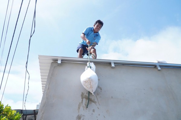 Trước giờ bão số 13 Kalmaegi đổ bộ, người dân ven biển chạy đua với thời gian