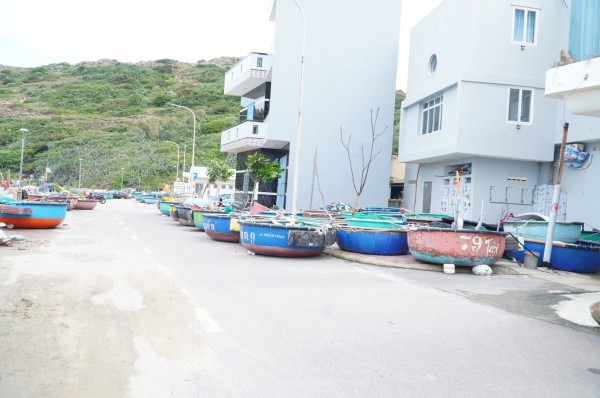 Trước giờ bão số 13 Kalmaegi đổ bộ, người dân ven biển chạy đua với thời gian