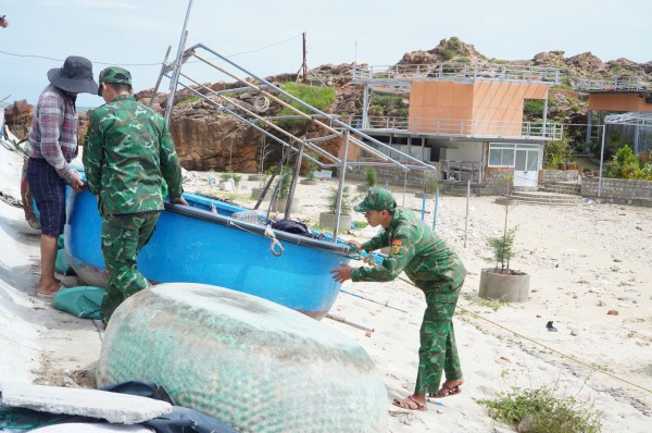 Trước giờ bão số 13 Kalmaegi đổ bộ, người dân ven biển chạy đua với thời gian