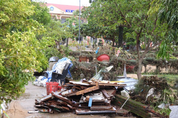 Trường THPT Lê Trung Kiên tan hoang sau lũ, nỗi lo an toàn cho học sinh