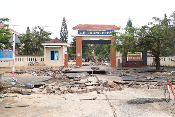 Trường THPT Lê Trung Kiên tan hoang sau lũ, nỗi lo an toàn cho học sinh