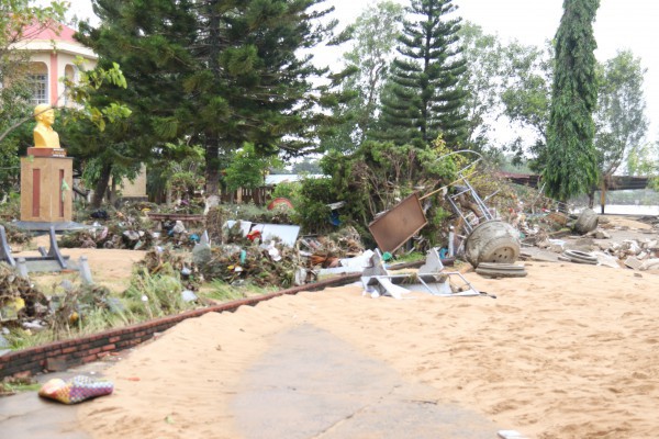 Trường THPT Lê Trung Kiên tan hoang sau lũ, nỗi lo an toàn cho học sinh