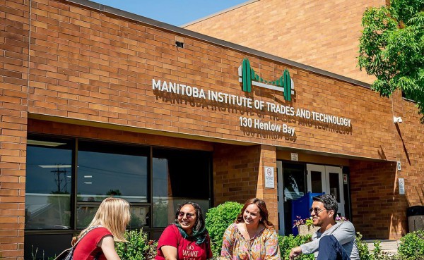 Trường công đóng cửa vì chính sách du học của Canada