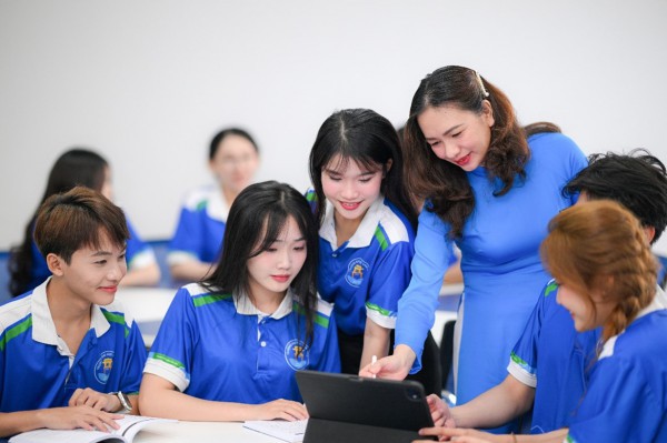 Trường ĐH Văn Hiến xét tuyển học bạ từ 18 điểm, nhiều học bổng hấp dẫn