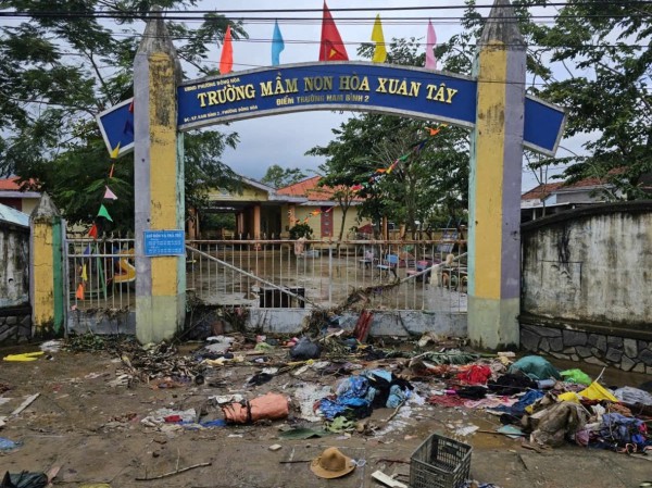 Trường lớp tan hoang sau lũ dữ