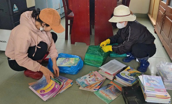 Trường lớp tan hoang sau lũ dữ