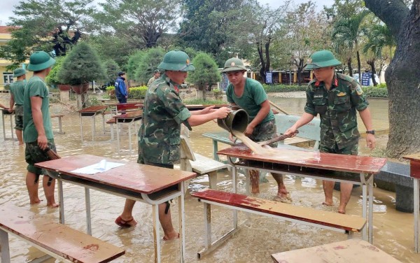 Trường lớp tan hoang sau lũ dữ