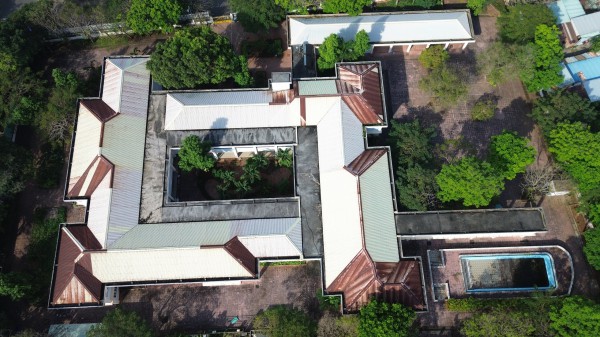 Trường mầm non ở TP.HCM bất lực dùng tôn che chắn mùi hôi thối xông vào lớp